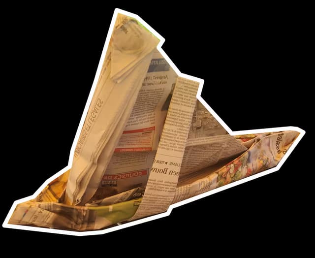 Photo détourée du deuxième bateau de papier réalisé.